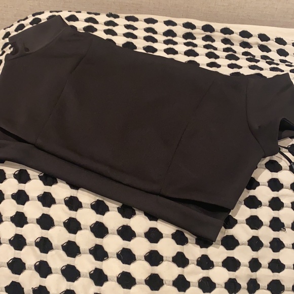 Black off the shoulder crop top with splits size M - Picture 2 of 3